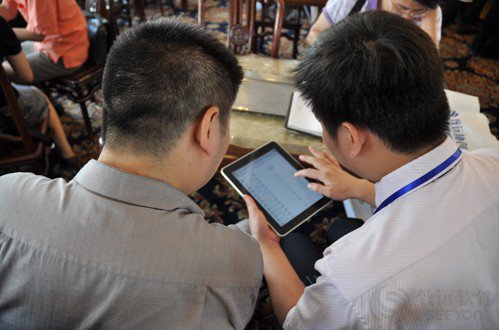 致远工作人员为嘉宾演示iPad上的炫酷新品